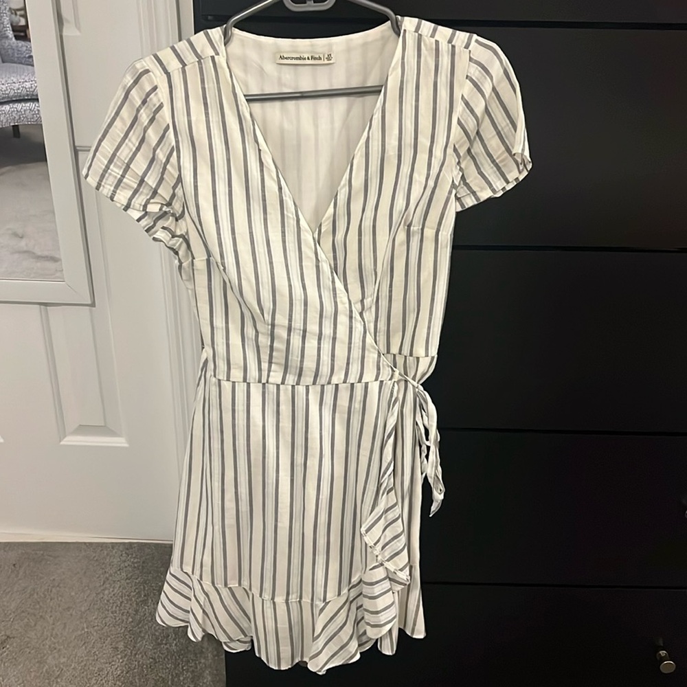 Abercrombie & Fitch Ruffle Hem Wrap Dress Size XS white and blue linen stripe